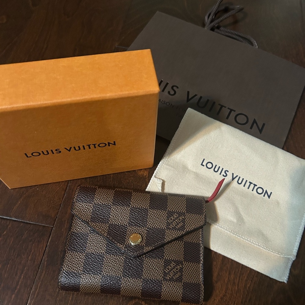 Louis Vuitton victorine Red Interior Wallet